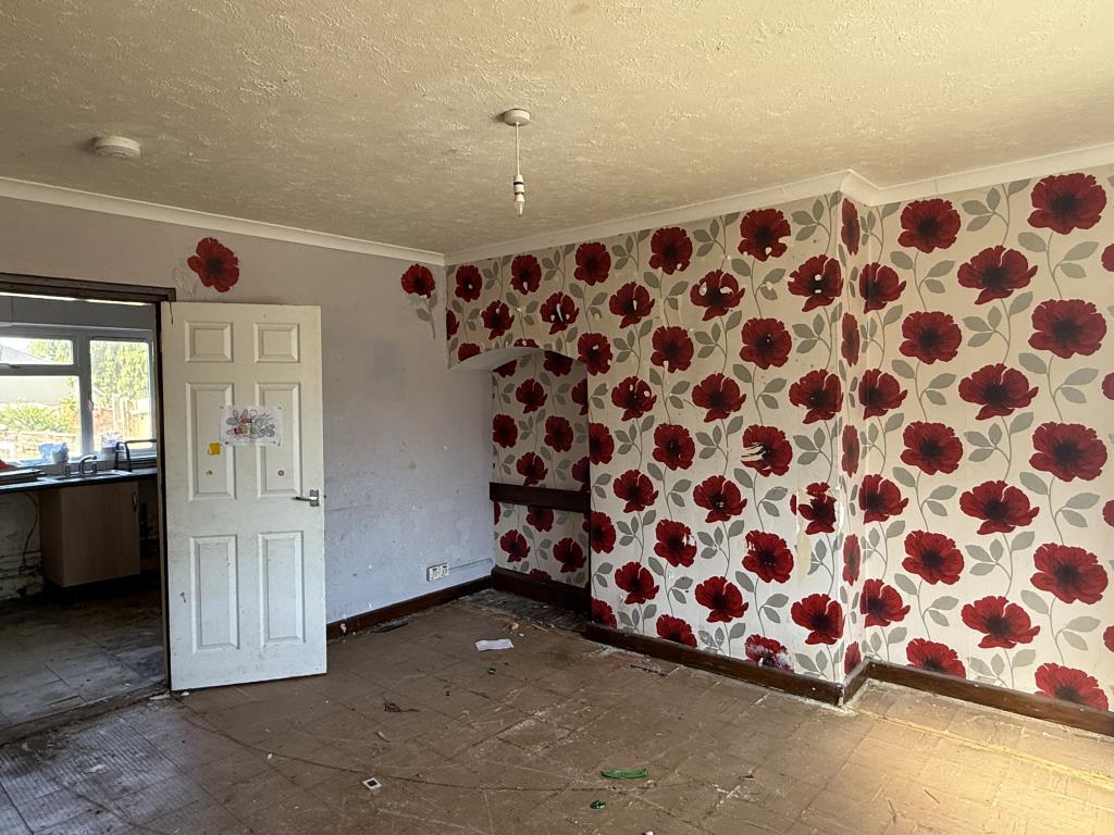 Lot: 88 - HOUSE IN NEED OF IMPROVEMENT - Living Room of House in need of refurbishment